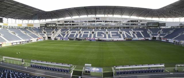 Nieuwe grasmat in de Ghelamco Arena.