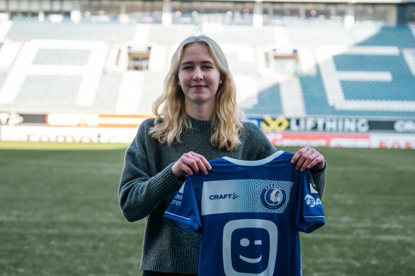 Lotte Engels tekent eerste contract